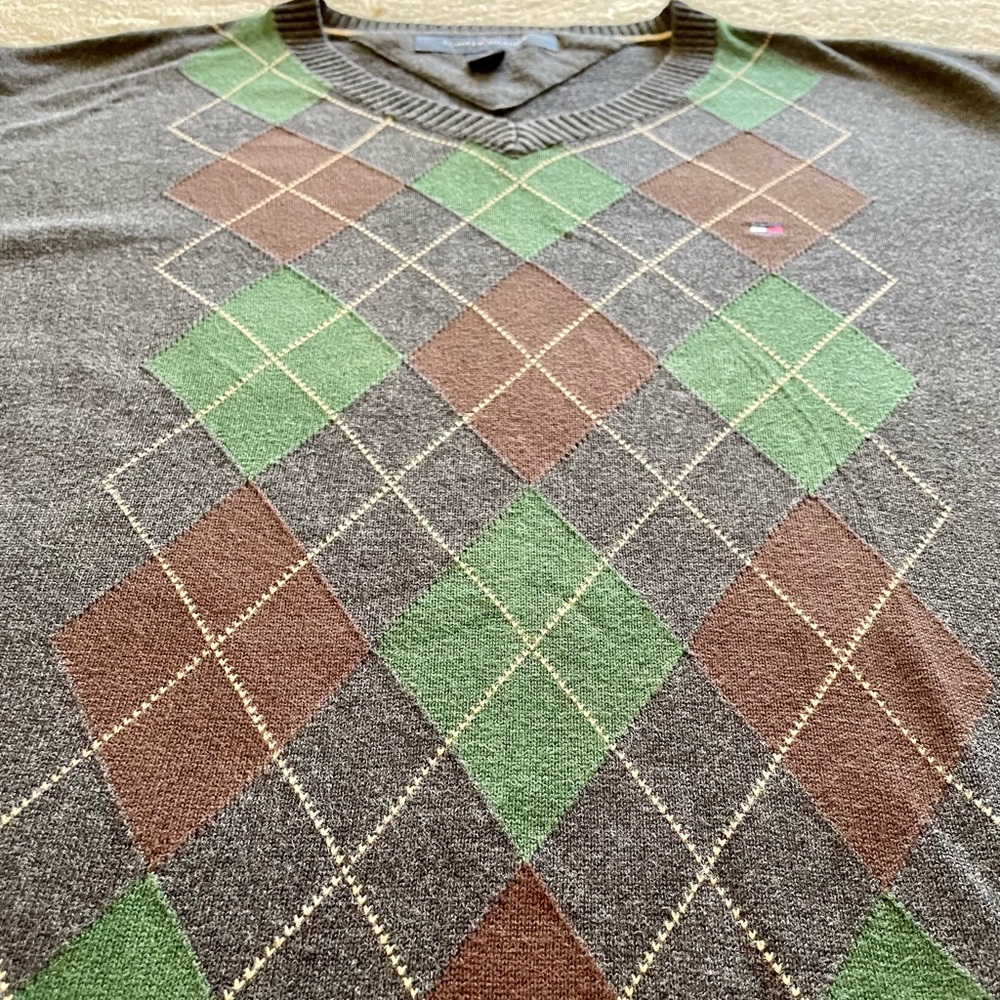 Tommy Hilfiger sweater (large) - gently used in good condition.